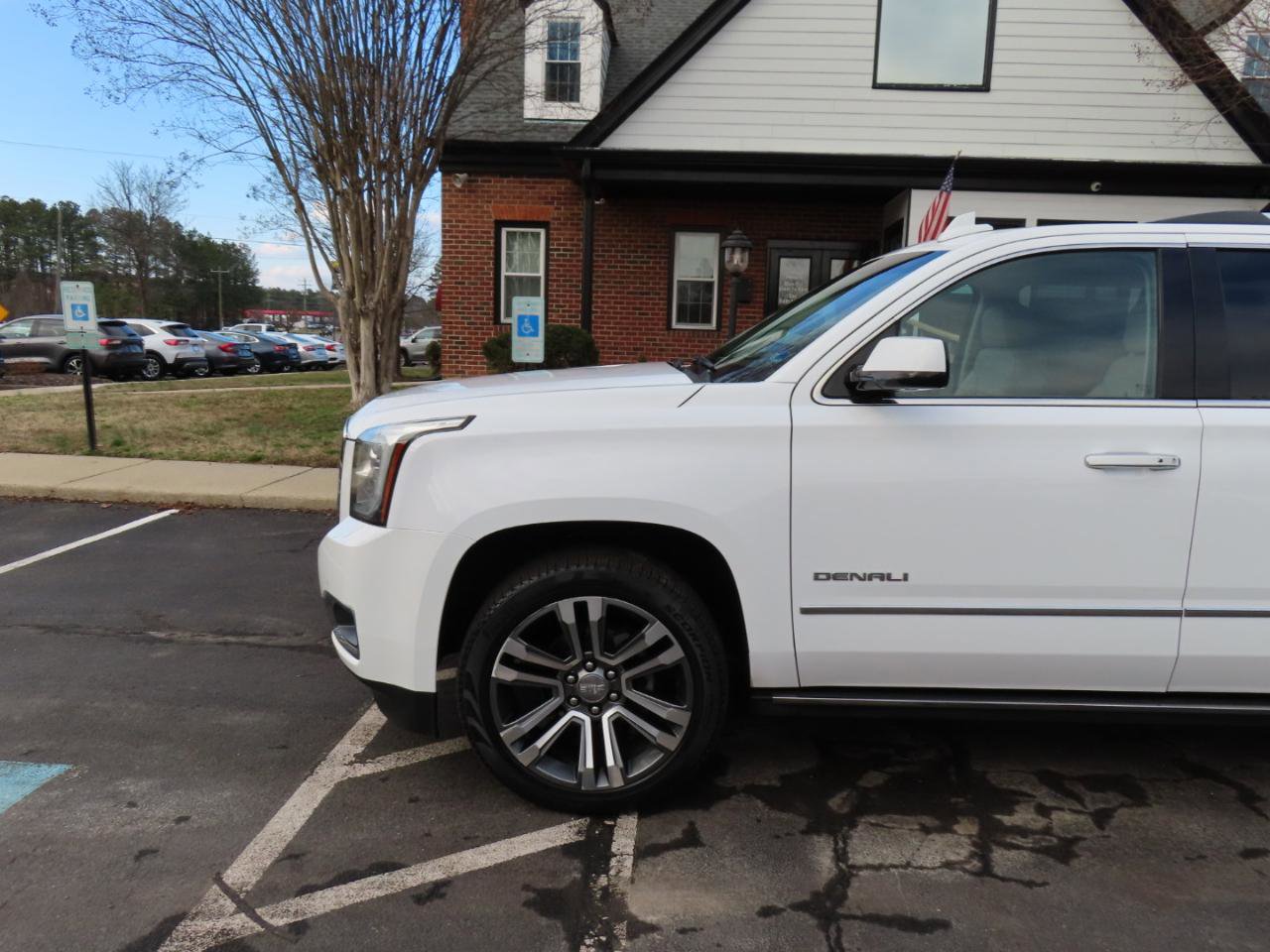 Used 2019 GMC Yukon Denali w/ Denali Ultimate Package image 2