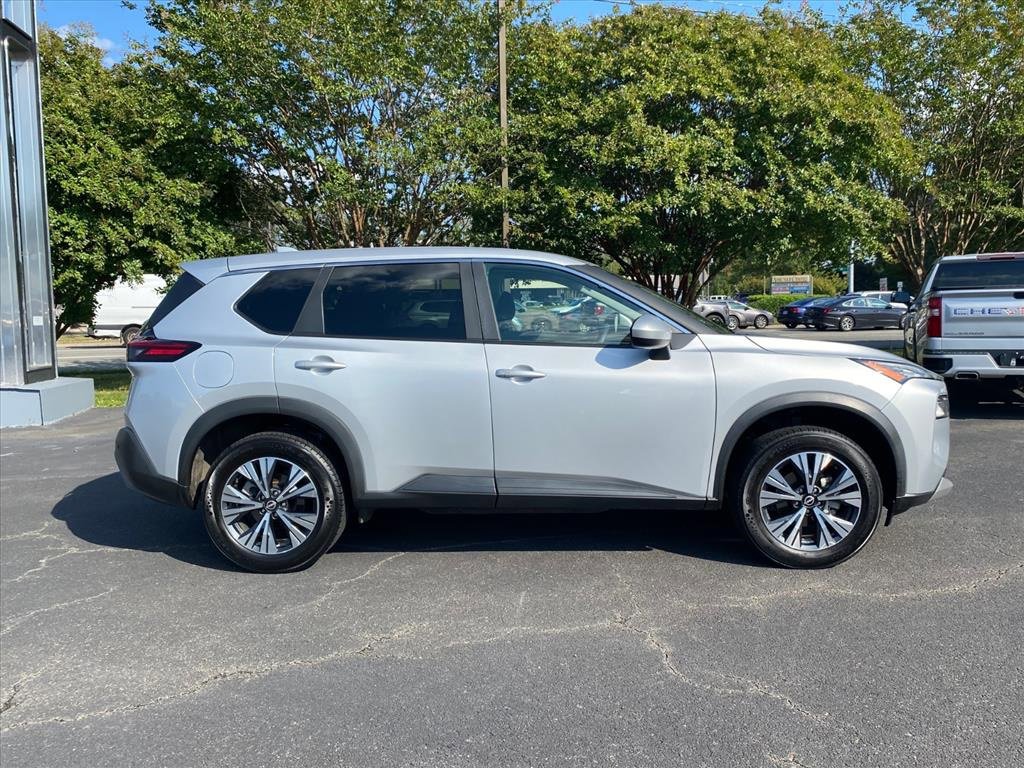 Used 2023 Nissan Rogue SV image 2