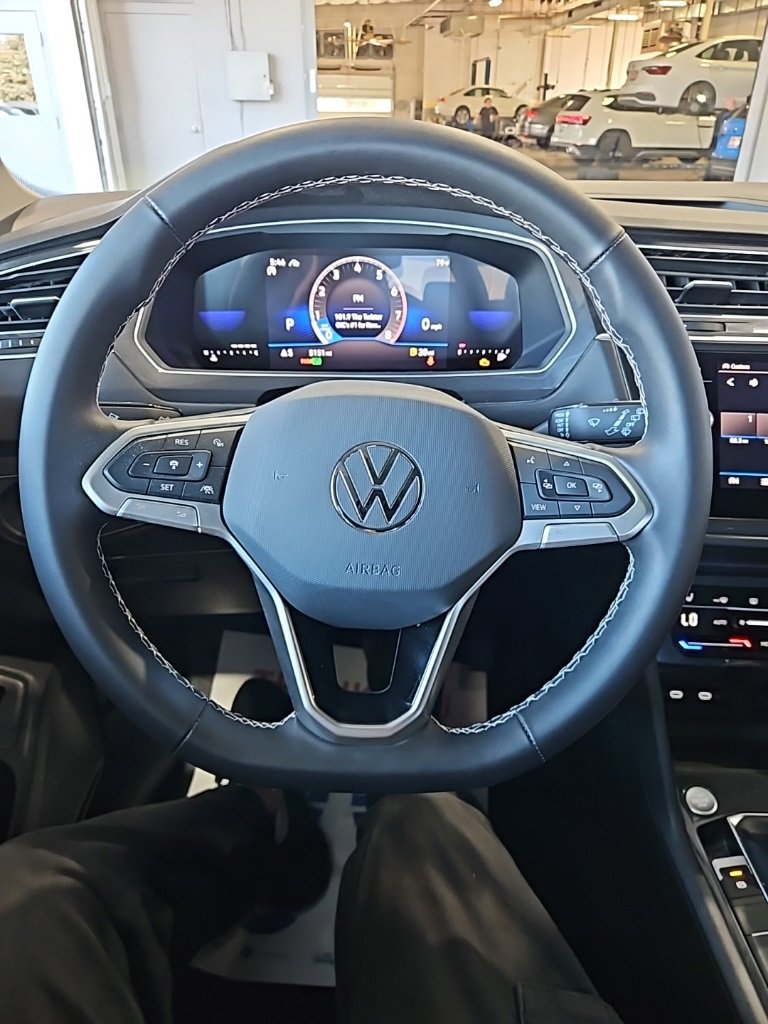 Used 2024 Volkswagen Tiguan SE w/ Panoramic Sunroof Package image 34