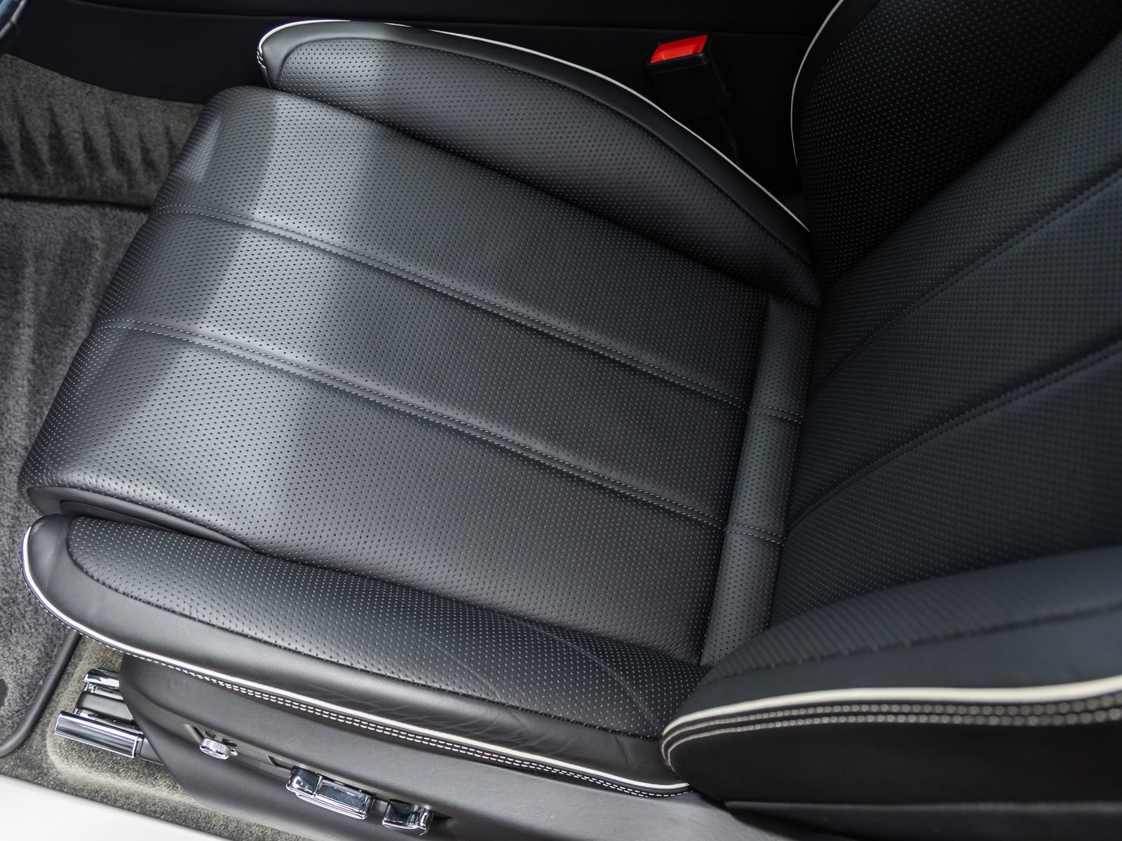 Used 2023 Bentley Bentayga AWD/4WD image 24
