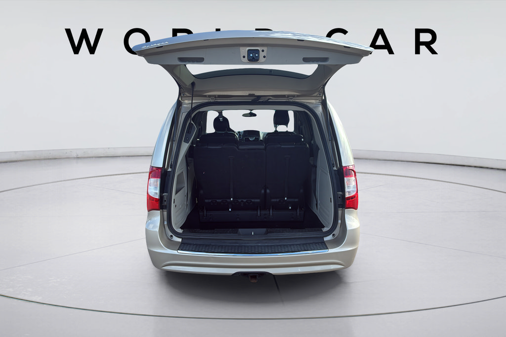 Used 2016 Chrysler Town & Country Touring w/ Trailer Tow Group FWD image 18