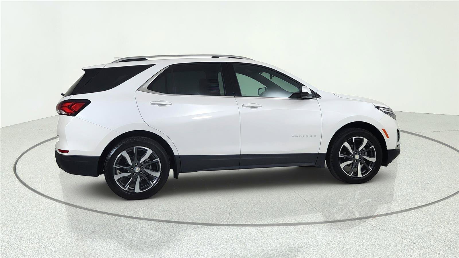 Used 2024 Chevrolet Equinox Premier AWD/4WD image 4