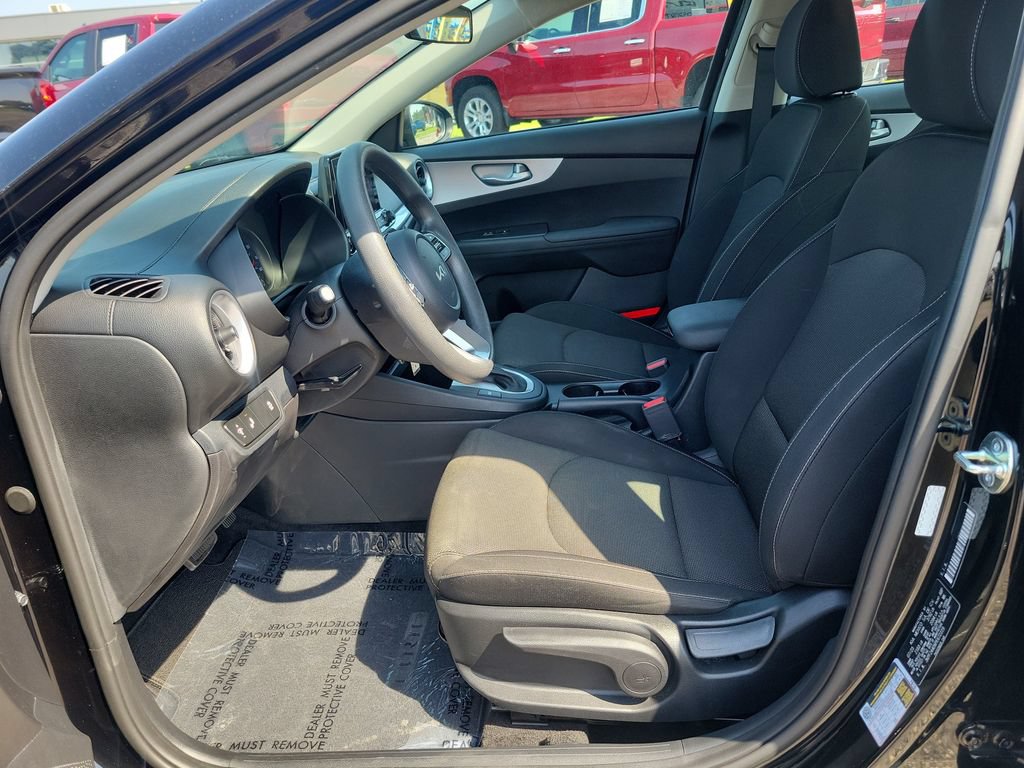 Used 2023 Kia Forte LXS w/ LXS Technology Package FWD image 5