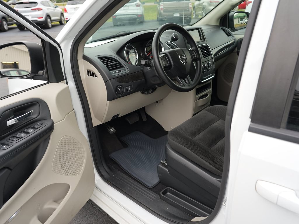 Used 2018 Dodge Grand Caravan SE w/ UConnect Hands-Free Group FWD image 13