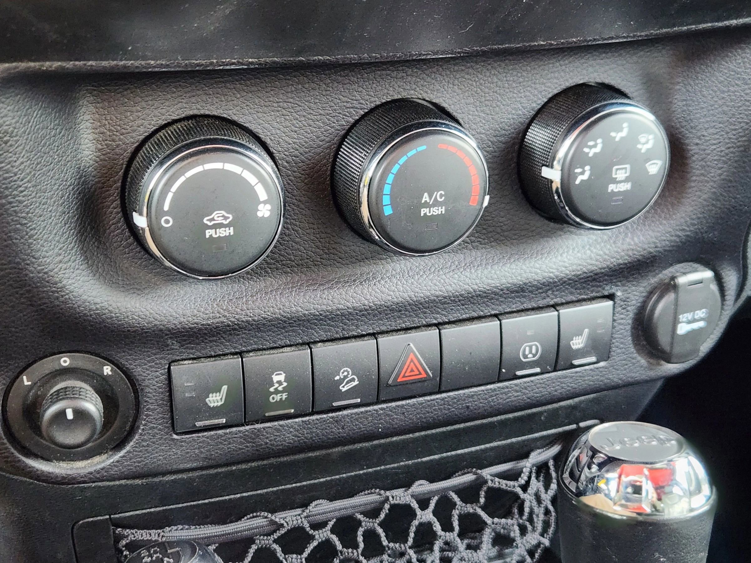 Used 2016 Jeep Wrangler Unlimited Rubicon image 37