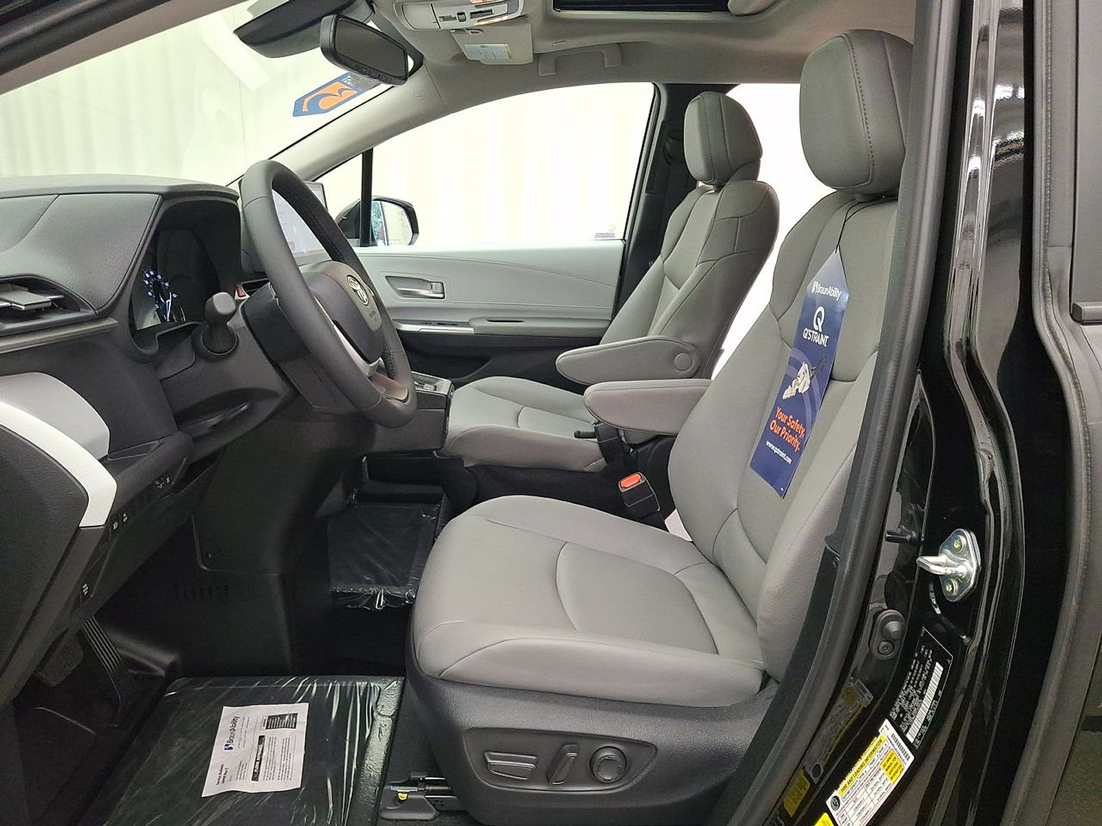 Used 2026 Toyota Sienna XLE FWD image 14