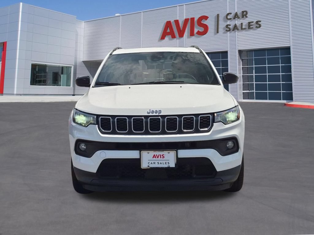 Used 2025 Jeep Compass Latitude w/ Sun & Sound Group AWD/4WD image 2