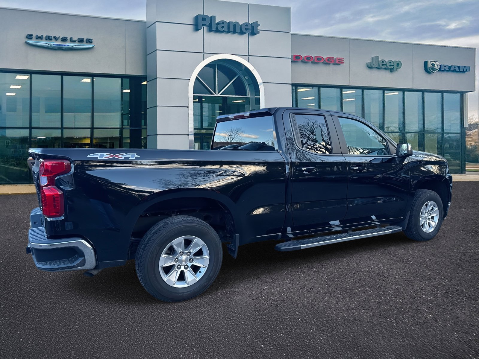 Used 2020 Chevrolet Silverado 1500 LT w/ Trailering Package image 2