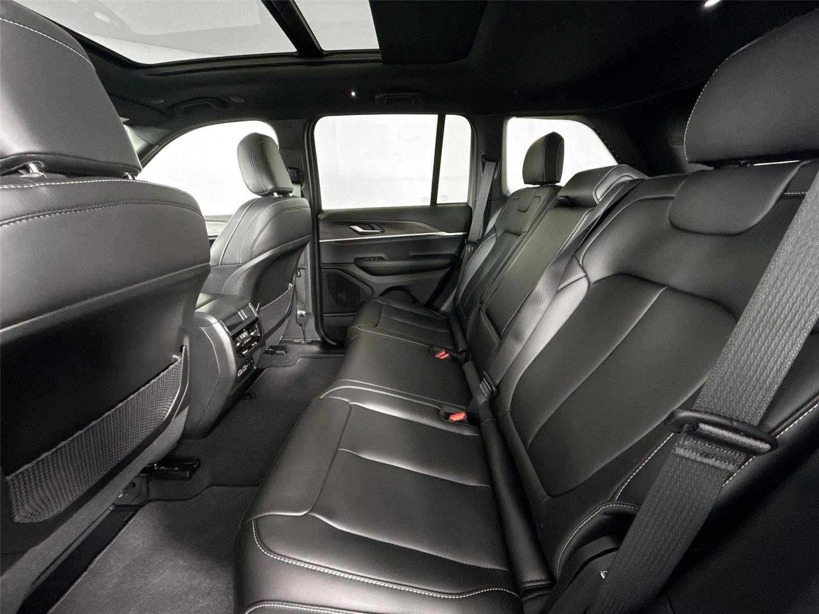 Used 2025 Jeep Grand Cherokee Limited image 31