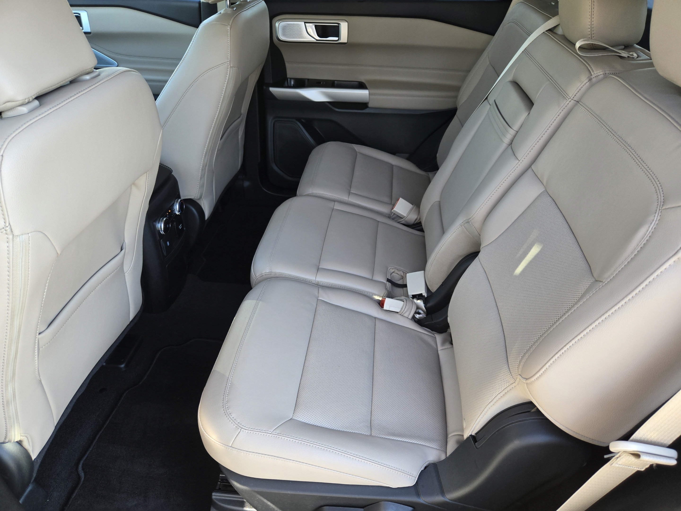 Used 2023 Ford Explorer Limited w/ Limited Technology Package RWD image 25