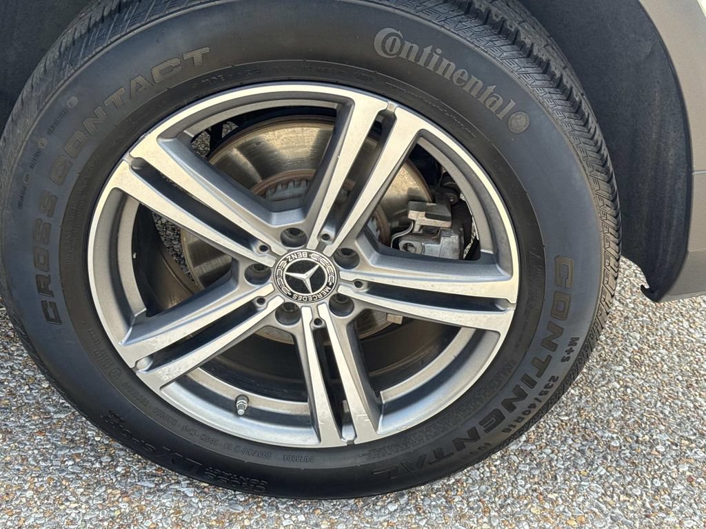 Used 2020 Mercedes-Benz GLC 300 4MATIC w/ Multimedia Package image 5