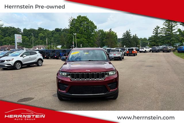 Used 2023 Jeep Grand Cherokee Laredo w/ Luxury Tech Group I AWD/4WD image 2