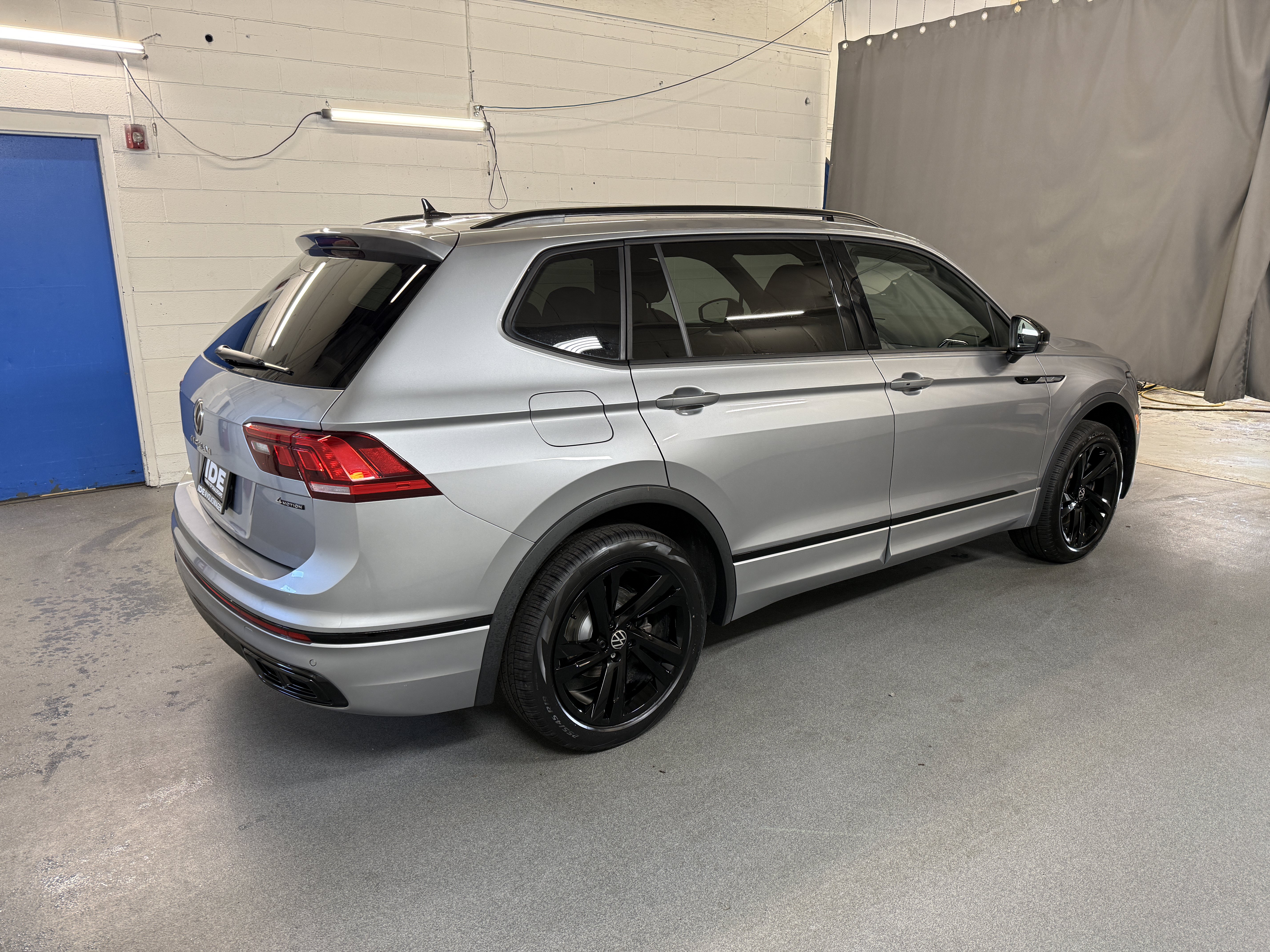 Certified 2024 Volkswagen Tiguan SE R-Line AWD/4WD image 10