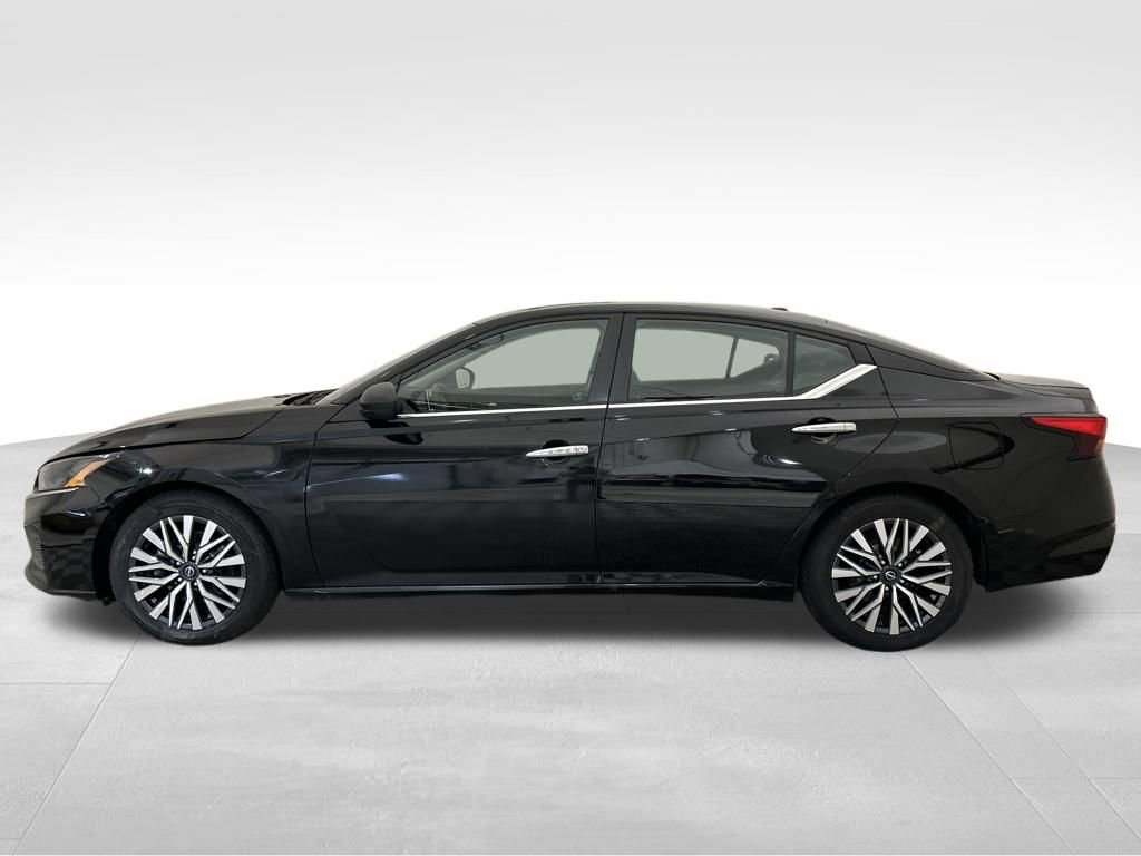 Used 2024 Nissan Altima 2.5 SV image 2