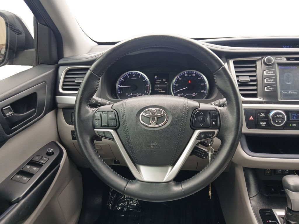 Used 2017 Toyota Highlander Plus FWD image 12