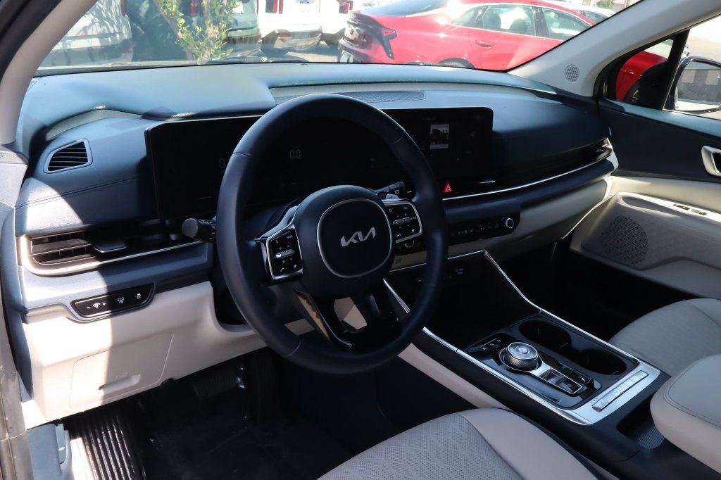Used 2025 Kia Carnival EX FWD image 16