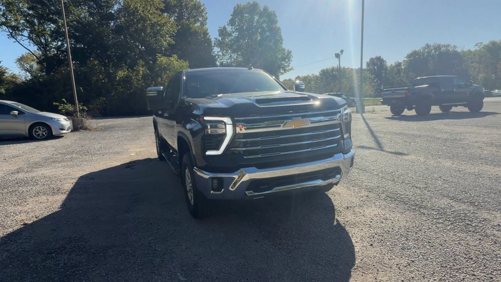 Used 2025 Chevrolet Silverado 2500 LTZ AWD/4WD image 3