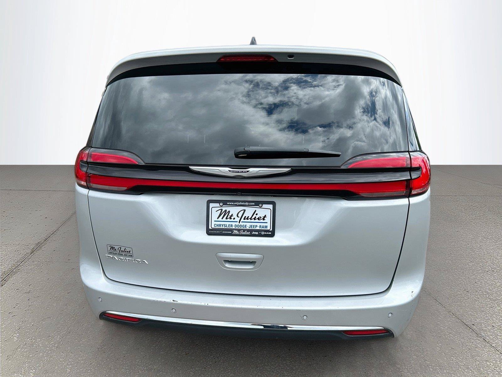Used 2024 Chrysler Pacifica Touring-L FWD image 5