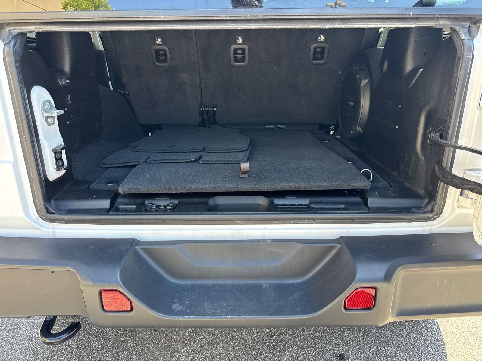 Used 2022 Jeep Wrangler Unlimited Sahara w/ Dual Top Group AWD/4WD image 18