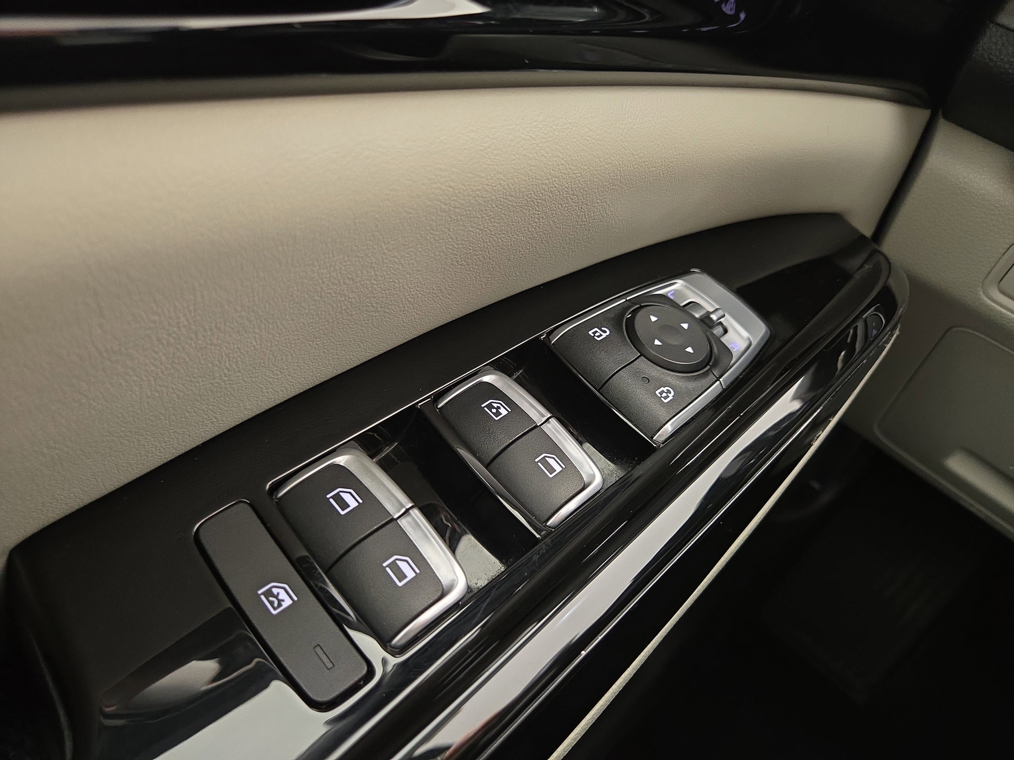 Used 2024 Kia Carnival EX image 32