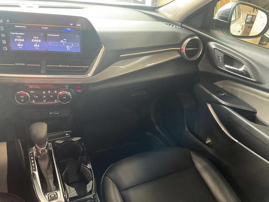Used 2024 Chevrolet Trax ACTIV w/ Sunroof Package FWD image 3