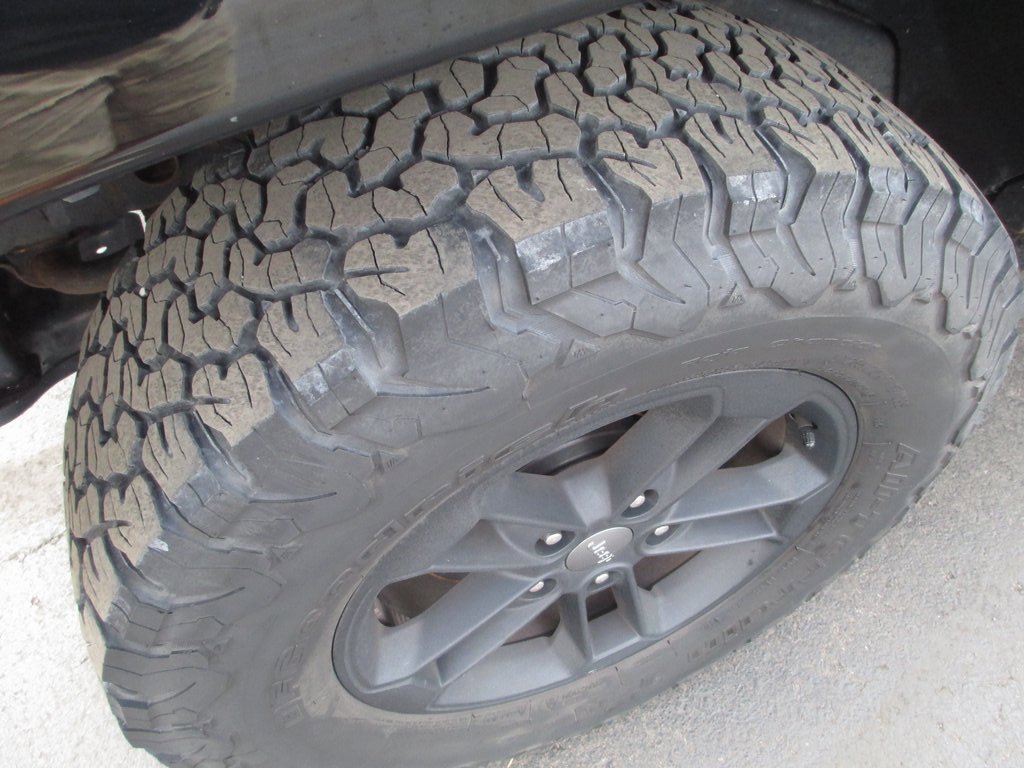 Used 2017 Jeep Wrangler Unlimited Sahara image 10