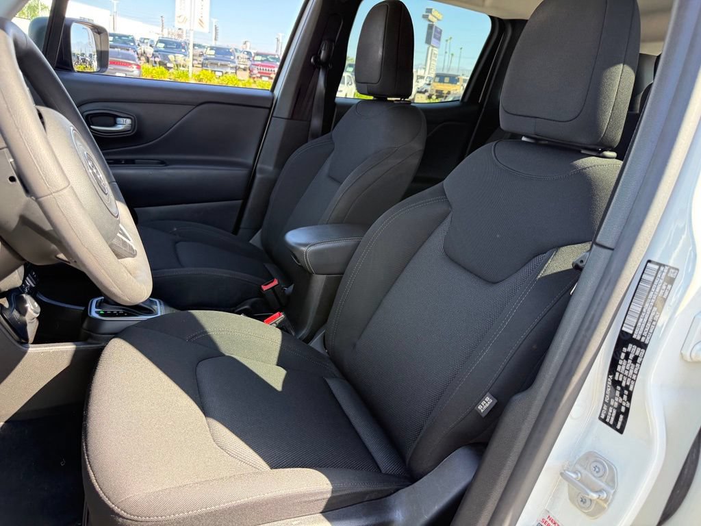 Used 2023 Jeep Renegade Latitude AWD/4WD image 5