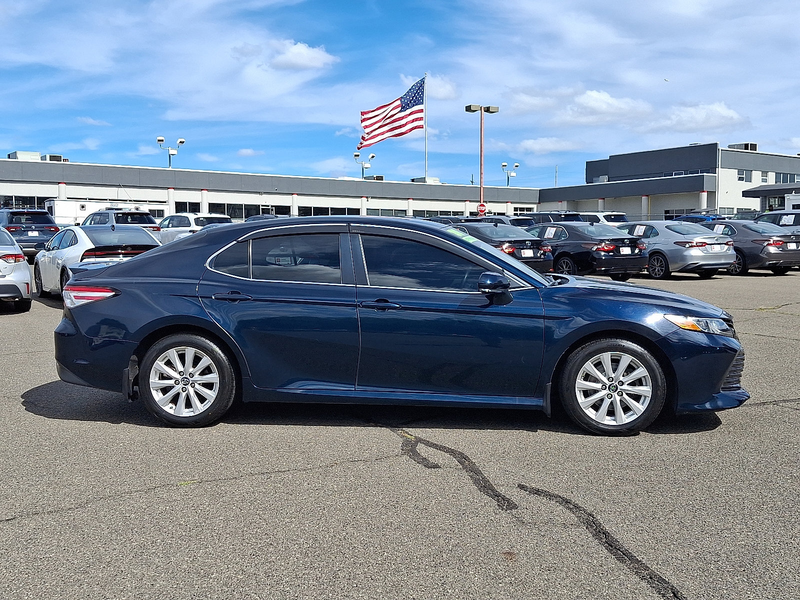 Used 2018 Toyota Camry LE w/ Convenience Package FWD image 8