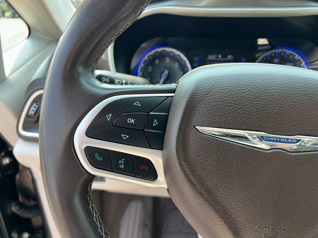 Used 2017 Chrysler Pacifica Touring-L FWD image 16