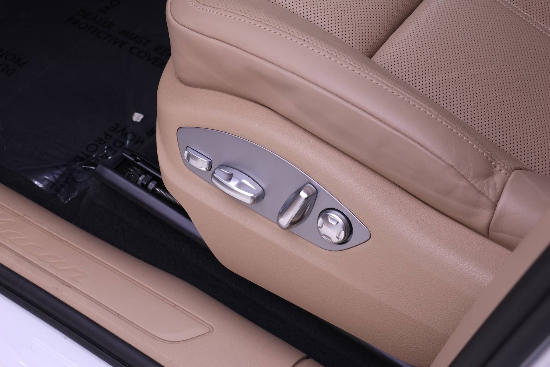 Used 2025 Porsche Macan AWD/4WD image 22