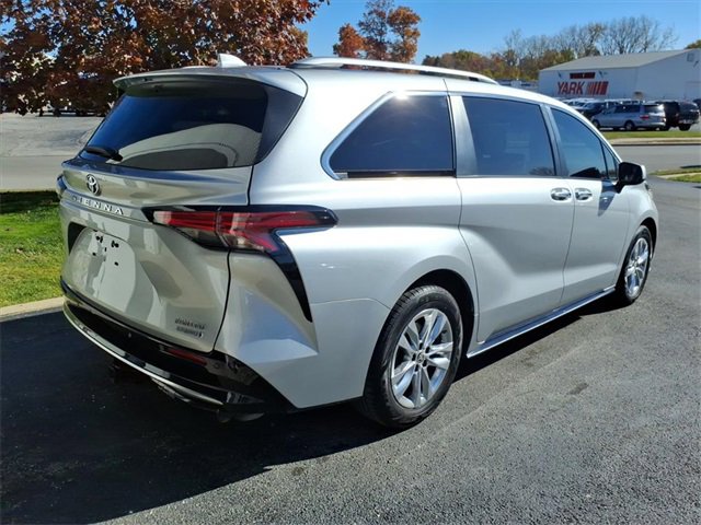Used 2022 Toyota Sienna Limited image 27