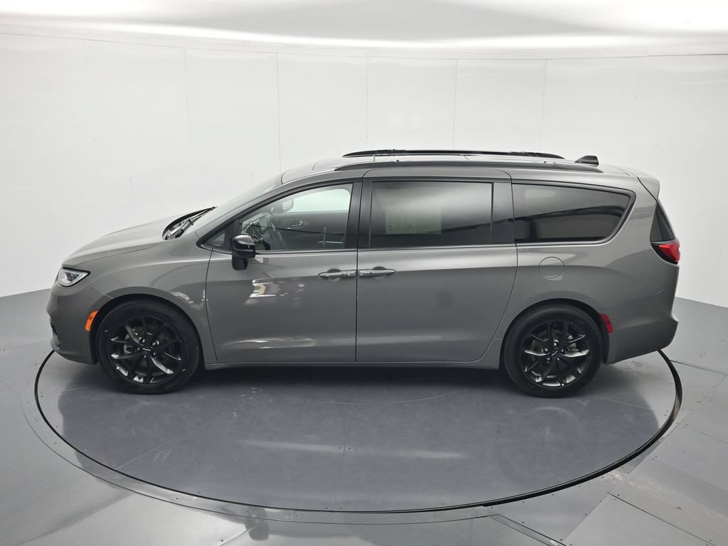 Used 2025 Chrysler Pacifica Limited FWD image 36