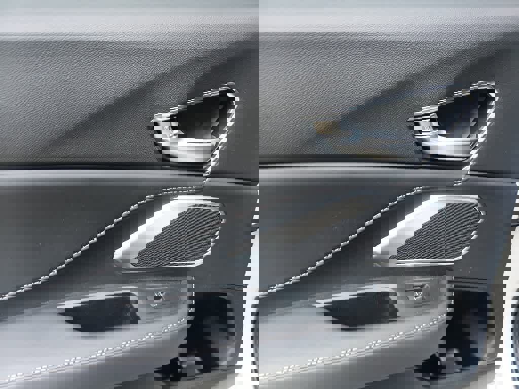 Used 2025 Acura RDX SH-AWD image 21