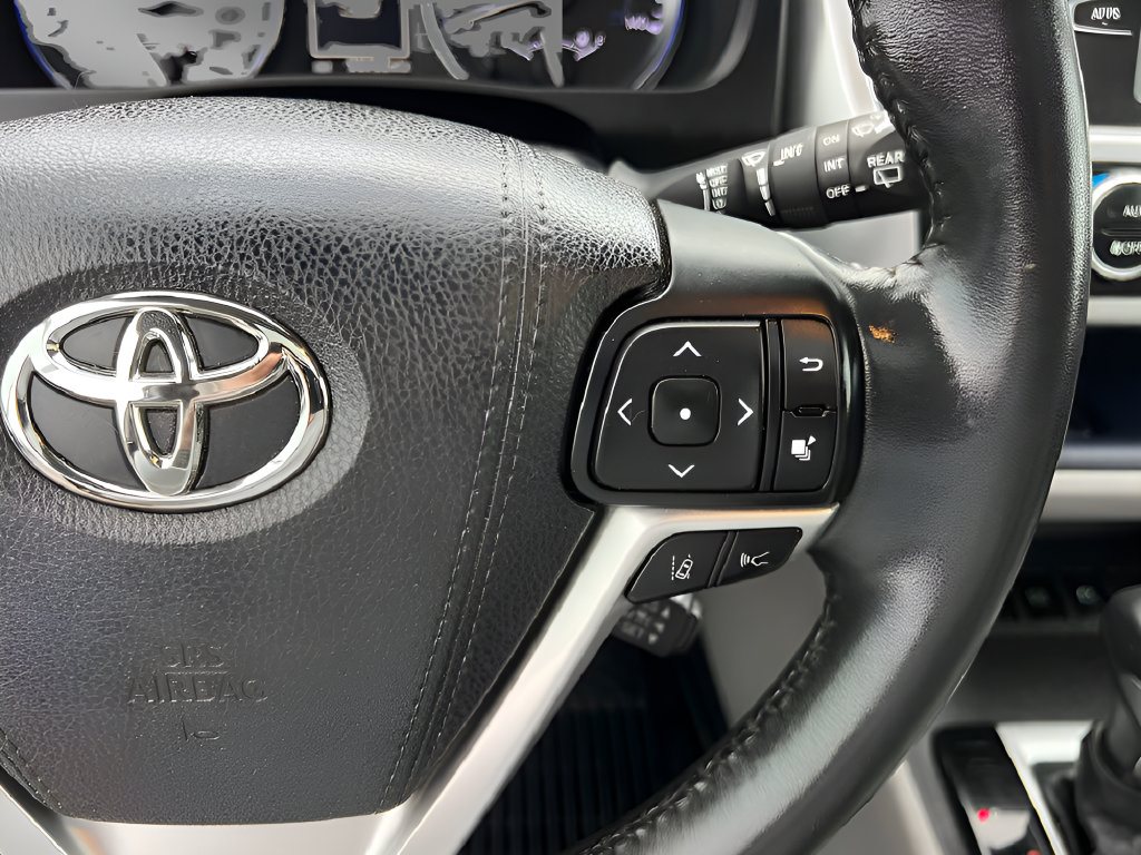 Used 2018 Toyota Highlander XLE AWD/4WD image 33