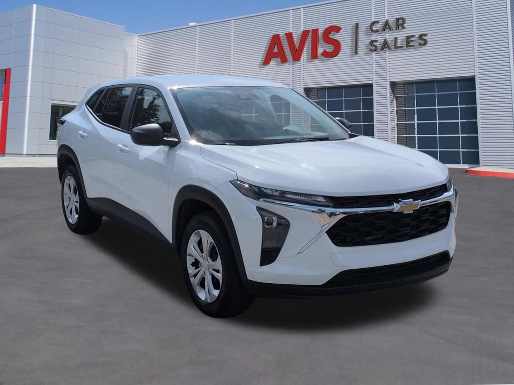 Used 2025 Chevrolet Trax LS FWD image 3
