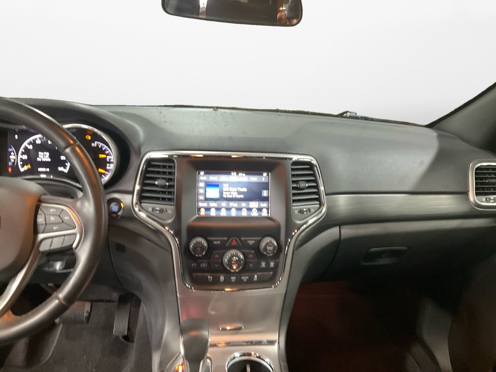 Used 2019 Jeep Grand Cherokee Laredo image 11