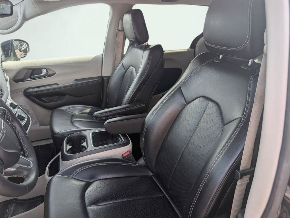 Used 2023 Chrysler Pacifica Touring-L FWD image 13