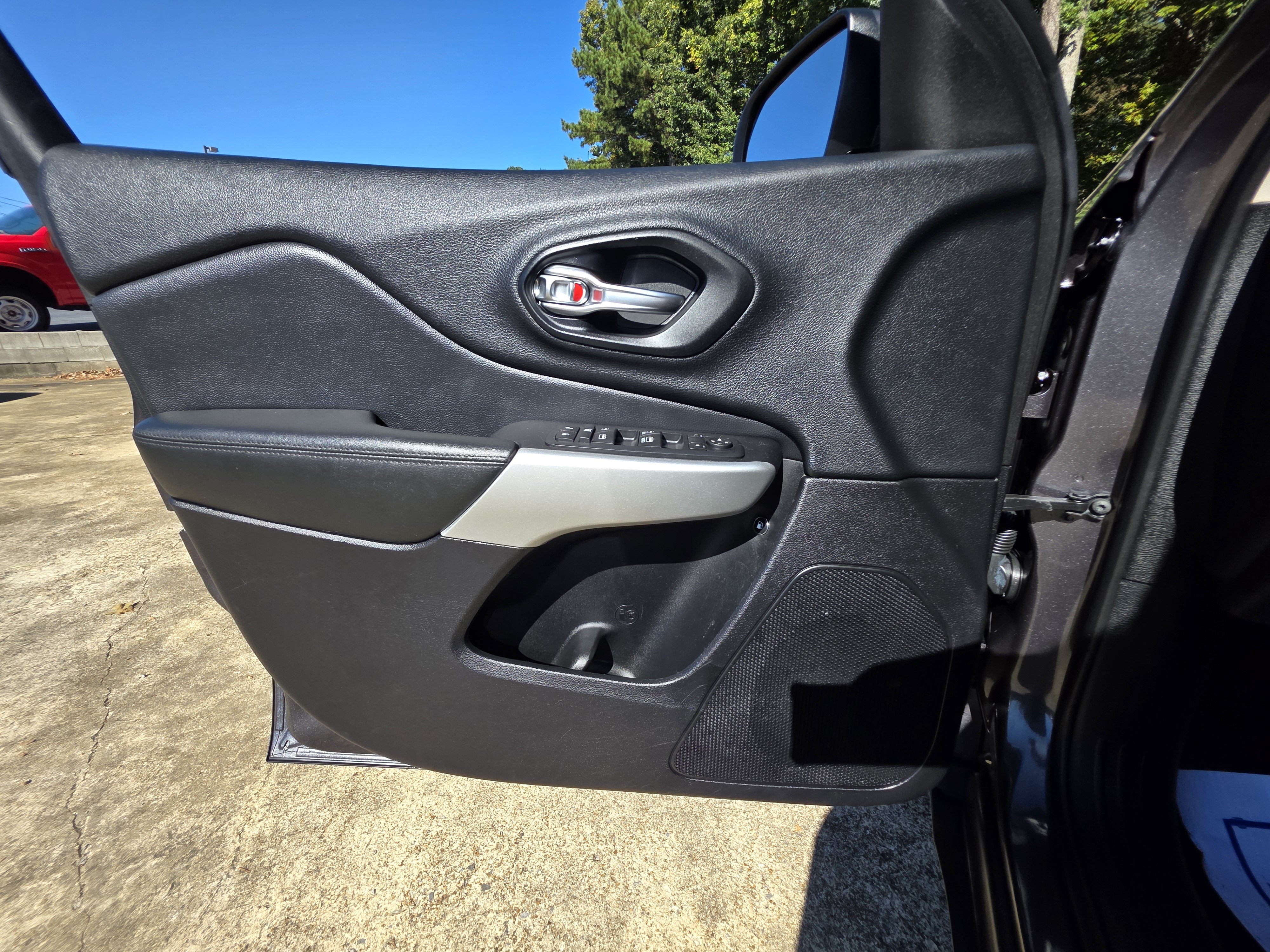 Used 2017 Jeep Cherokee Latitude w/ Comfort/Convenience Group FWD image 22