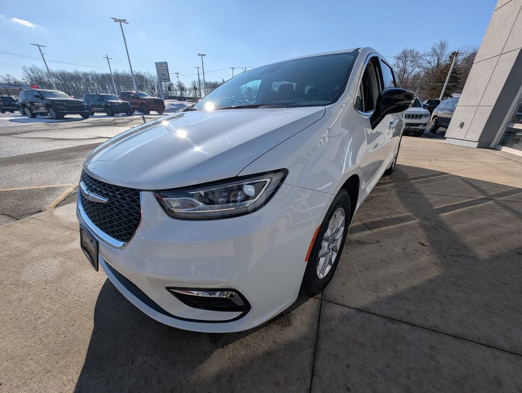 Used 2024 Chrysler Pacifica Touring-L image 8