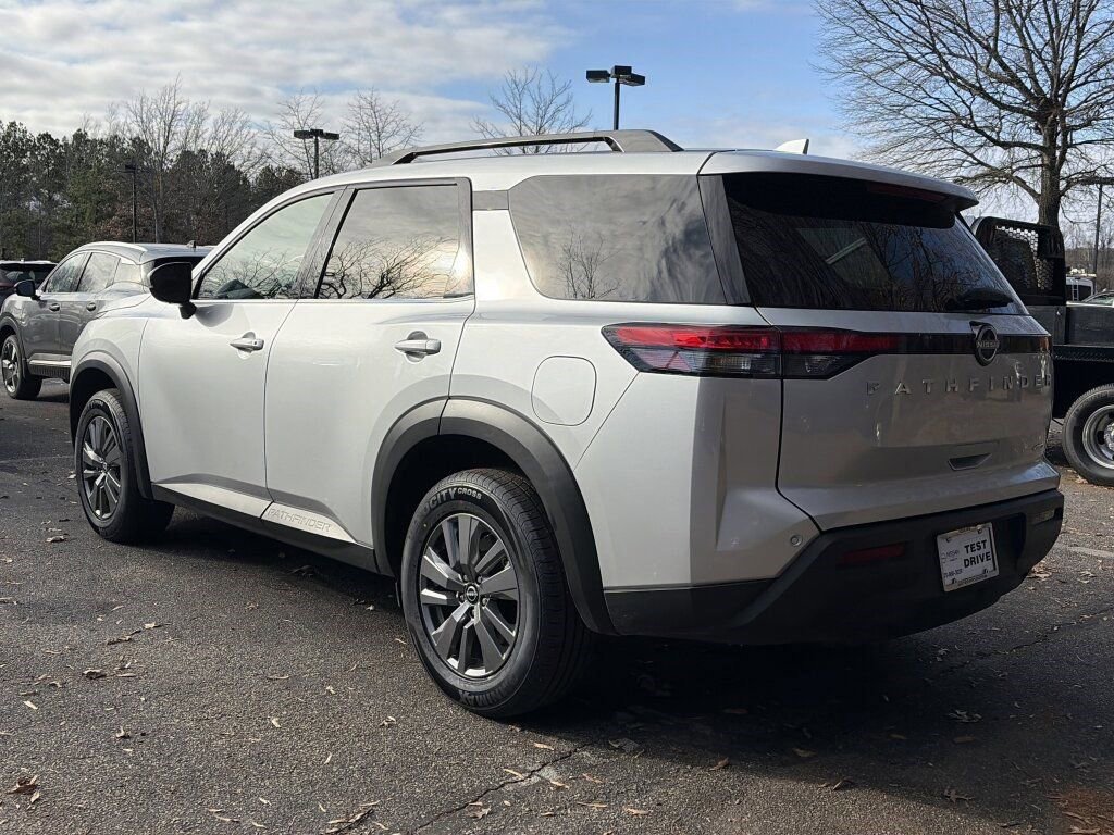 Certified 2025 Nissan Pathfinder SV image 3