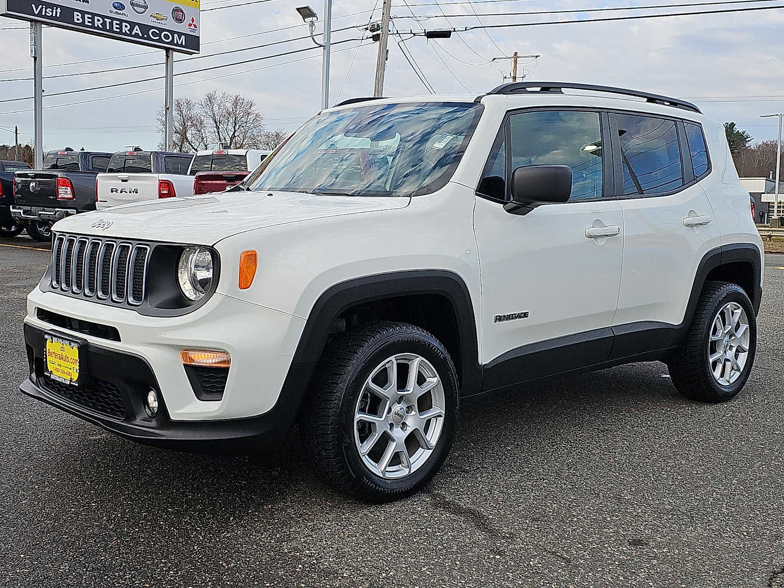 Used 2023 Jeep Renegade Latitude w/ Sun & Fun Group AWD/4WD image 3