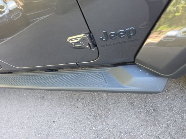 Used 2023 Jeep Gladiator Sport AWD/4WD image 5