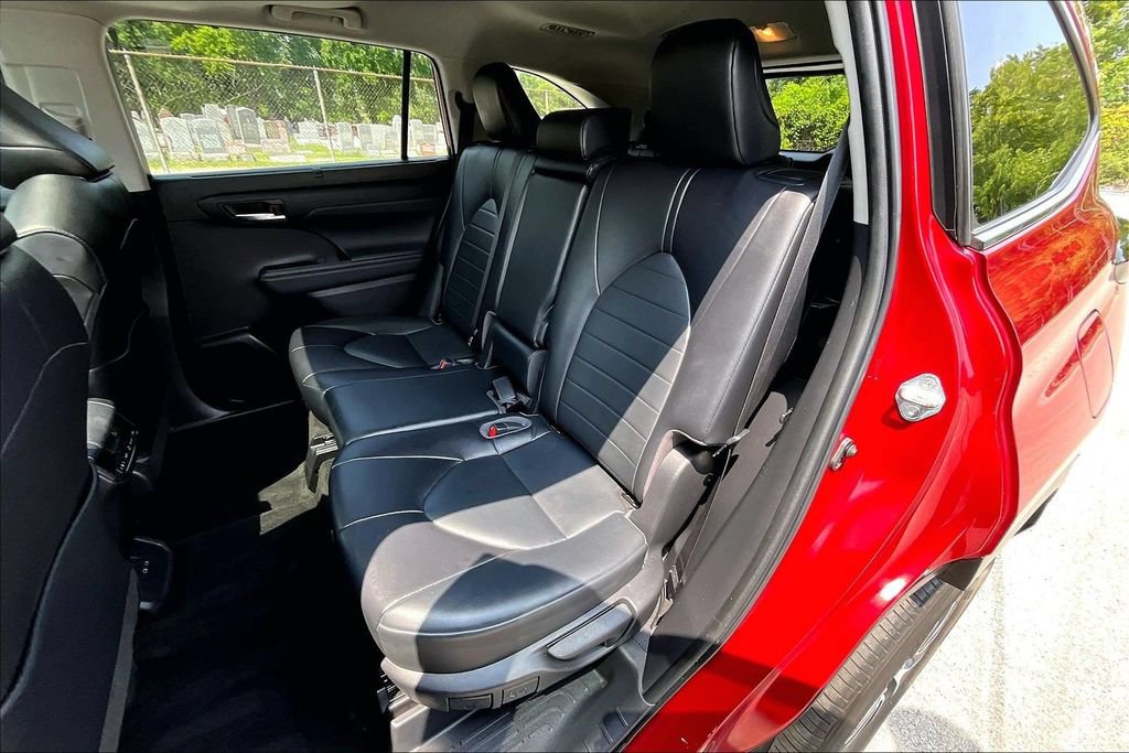 Used 2022 Toyota Highlander XLE FWD image 25