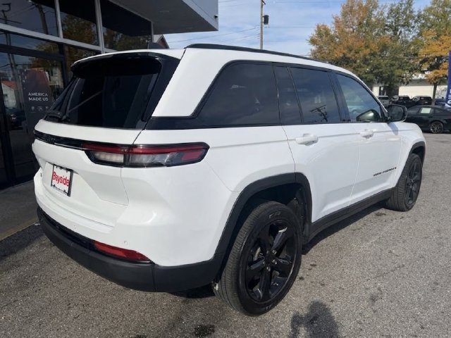 Used 2023 Jeep Grand Cherokee Altitude AWD/4WD image 16