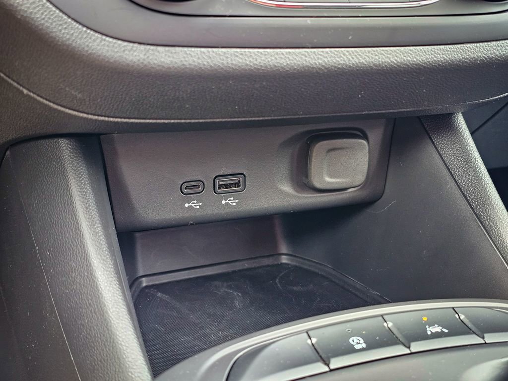 Used 2025 Buick Envista Preferred image 24