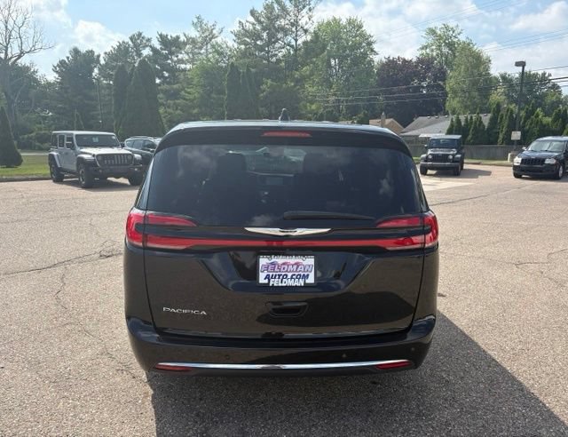Used 2024 Chrysler Pacifica Touring-L FWD image 4