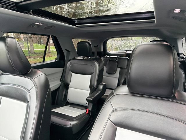 Certified 2022 Ford Explorer XLT w/ Equipment Group 202A AWD/4WD image 38