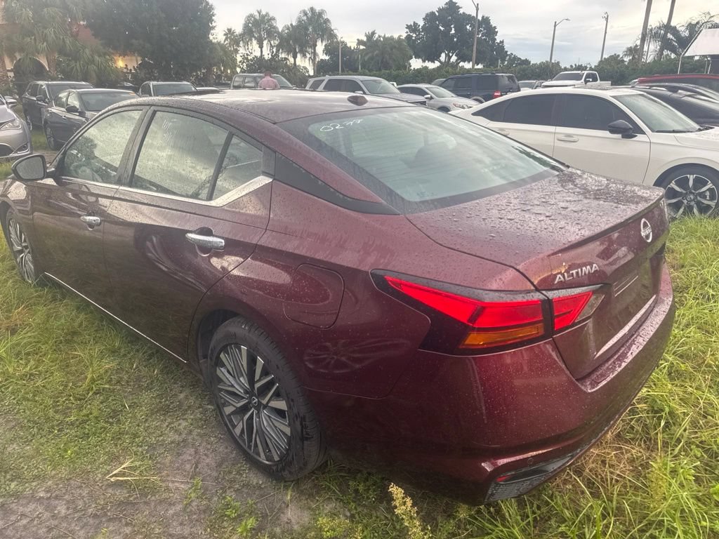 Used 2025 Nissan Altima 2.5 SV FWD image 9