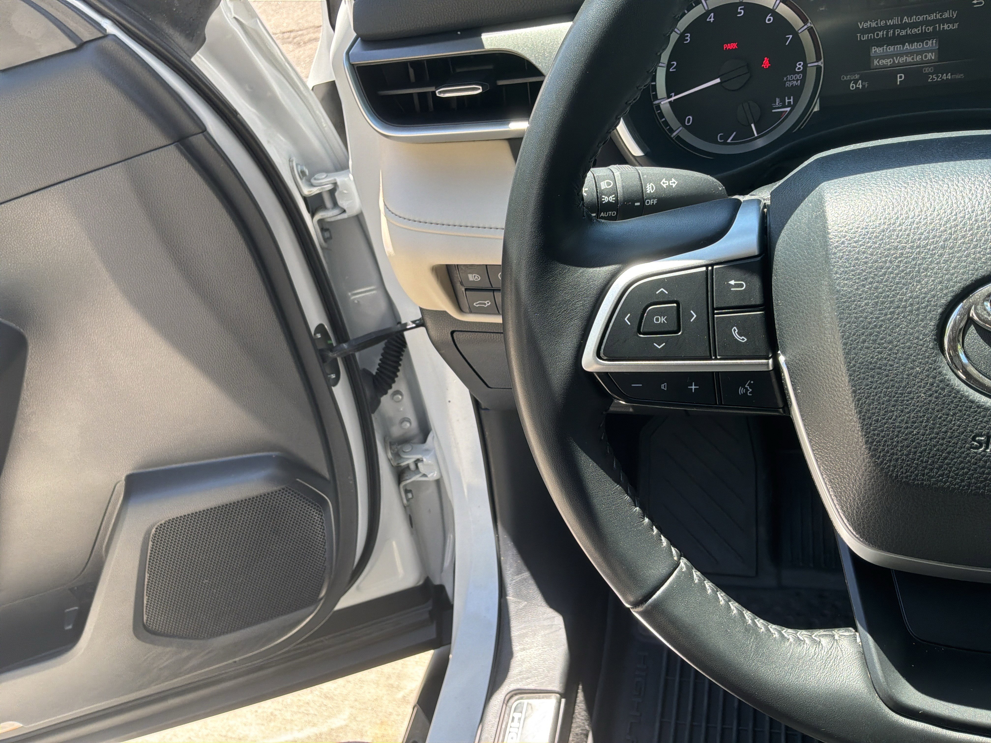 Used 2024 Toyota Highlander XLE FWD image 19