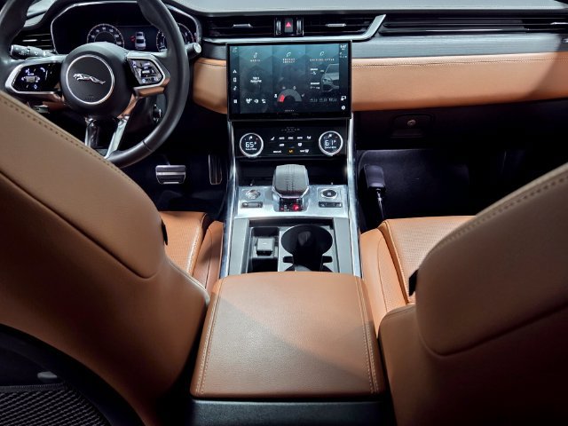 Used 2024 Jaguar XF R-Dynamic SE AWD/4WD image 6